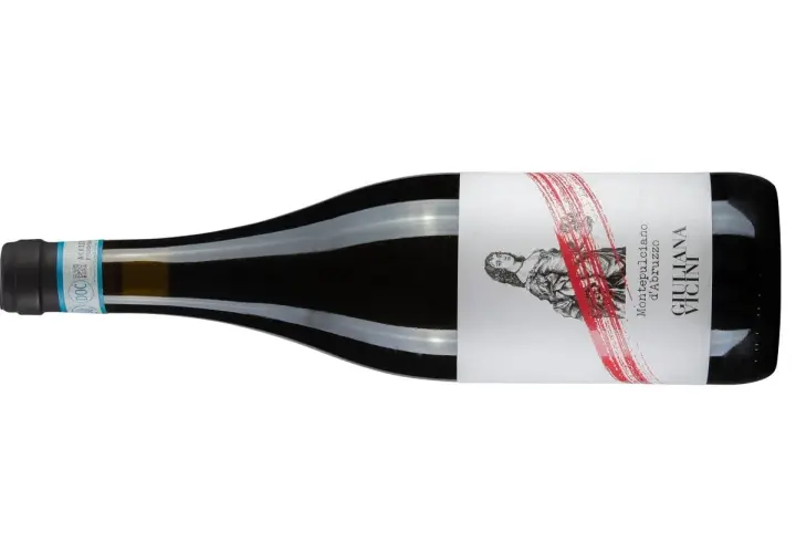 Butelka wina Giuliana Vicini, Montepulciano d'Abruzzo Denominazione di Origine Controllata, z rysunkiem postaci i czerwonymi pociągnięciami pędzla.