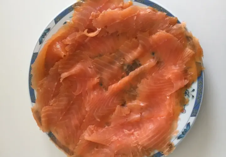 Assiette de fines tranches de saumon fumé, prêt à être dégusté.