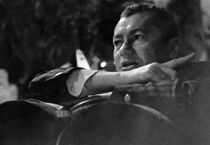 Wojciech Jerzy Has, reżyser znany z wielu filmów, gestykuluje podczas spotkania.