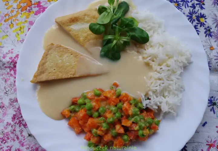 Pyszny ryż z warzywami i delikatnym sosem. Idealny sos do ryżu, który podkreśla smak warzyw i chrupiących kawałków.