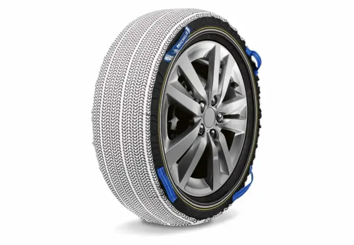 Rueda de coche con cadenas de nieve textiles Michelin. Comparativa de cadenas de nieve textiles vs tradicionales.