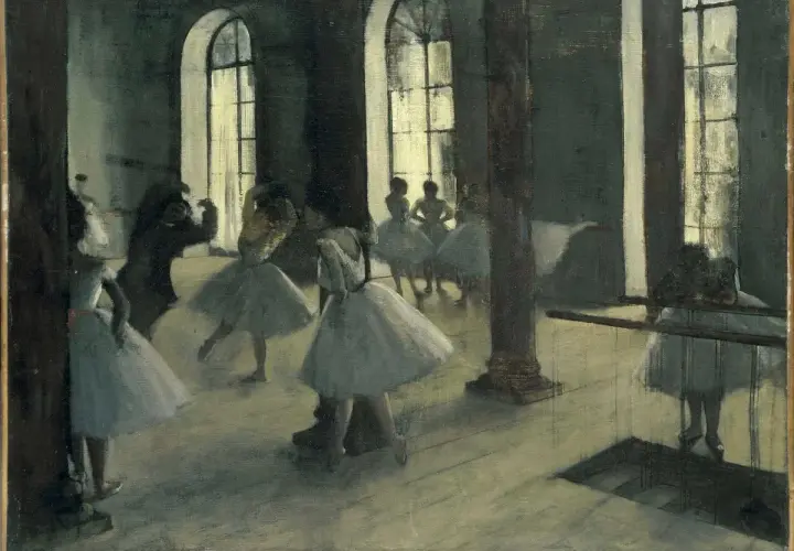 Edgar Degas lekcja tańca: baletnice w białych tiulowych spódniczkach ćwiczą w przestronnej sali z wielkimi oknami.