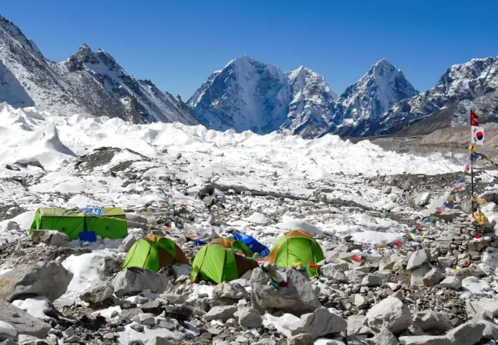 Obóz pod Mount Everest. Namioty w śniegu i lodzie, w tle ośnieżone szczyty. Gdzie jest Mount Everest? Tu!