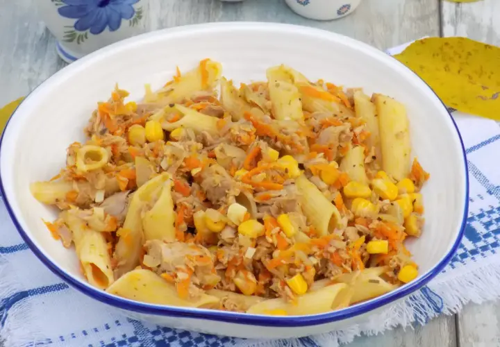 Penne z tuńczykiem, kukurydzą i startą marchewką w kremowym sosie. Pyszny makaron z tuńczykiem w sosie śmietanowo-serowym.