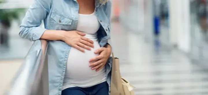 Pierwsze objawy ciąży: ból brzucha, kiedy jest to niebezpieczne?