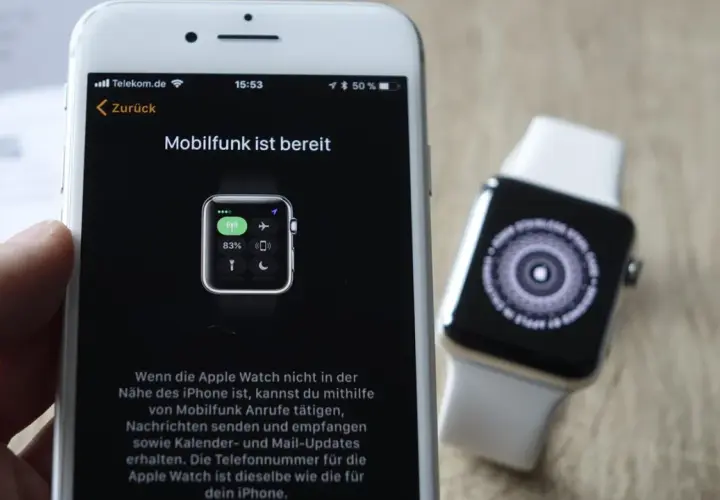 Ein iPhone zeigt an, dass der Mobilfunk für die Apple Watch bereit ist, sodass du auch ohne iPhone telefonieren kannst.