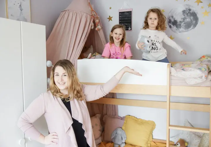 Pokój 6-latki: inspiracje z łóżkiem piętrowym, baldachimem i księżycem na ścianie. Uśmiechnięta mama prezentuje przestrzeń.