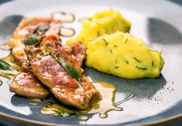 Saltimbocca: Kalbfleisch mit Salbei und Schinken, serviert mit Kartoffelpüree. Ein Klassiker, der zeigt, was Saltimbocca ist.