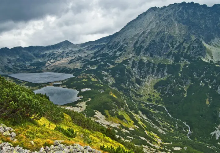 Widok na szlak z Doliny Pięciu Stawów do Morskiego Oka. Jeziora otoczone zielonymi zboczami gór.