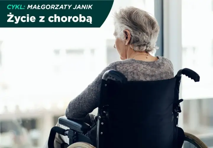 Starsza pani na wózku inwalidzkim, zamyślona, patrzy przez okno. Obraz symbolizuje życie z chorobą, w tym alzheimer ostatnie stadium.