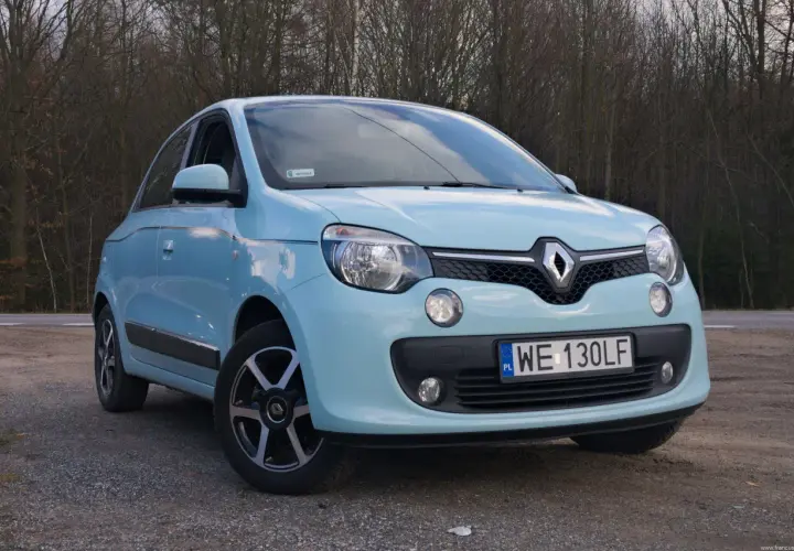 Jasnoniebieskie Renault Twingo na tle drzew. Zastanawiasz się nad jego **renault twingo spalanie**?
