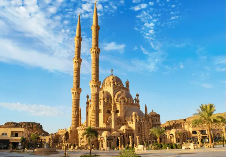 Imponująca budowla z minaretami, jedna z głównych atrakcji Sharm El Sheikh, na tle błękitnego nieba.