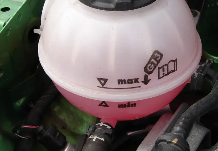Zbiorniczek płynu chłodniczego z oznaczeniami "max" i "min". Widać symbol G13, wskazujący gdzie się wlewa płyn chłodniczy.