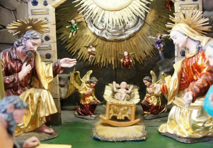 Szopka w Wambierzycach, Sanktuarium Królowej Rodzin. Święta Rodzina, aniołowie i Dzieciątko Jezus w żłóbku.