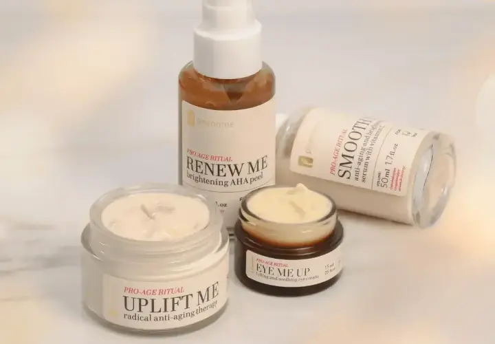 Zestaw kosmetyków Phenomé: krem pod oczy "Eye Me Up", krem "Uplift Me", peeling "Renew Me" i serum "Smooth". Idealny do codziennej pielęgnacji, by zachować młody wygląd.