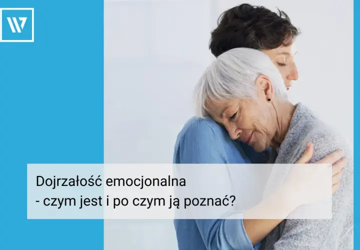 Dwie kobiety w uścisku. Młodsza obejmuje starszą, która opiera głowę na jej ramieniu. Obraz symbolizuje wsparcie i zrozumienie, kluczowe w procesie jak dojrzeć emocjonalnie.