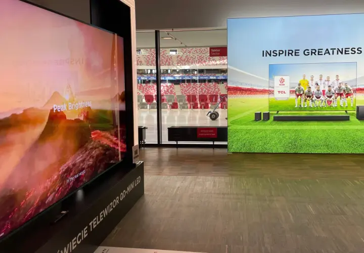 TCL to firma znana z innowacyjnych telewizorów, jak ten z napisem "Inspire Greatness", prezentujący drużynę piłkarską.