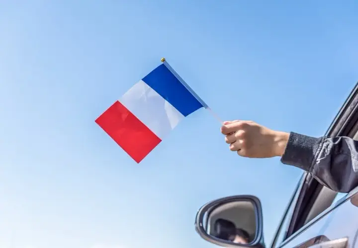 Jak się płaci za autostrady we Francji? Odkryj tanie metody i koszty