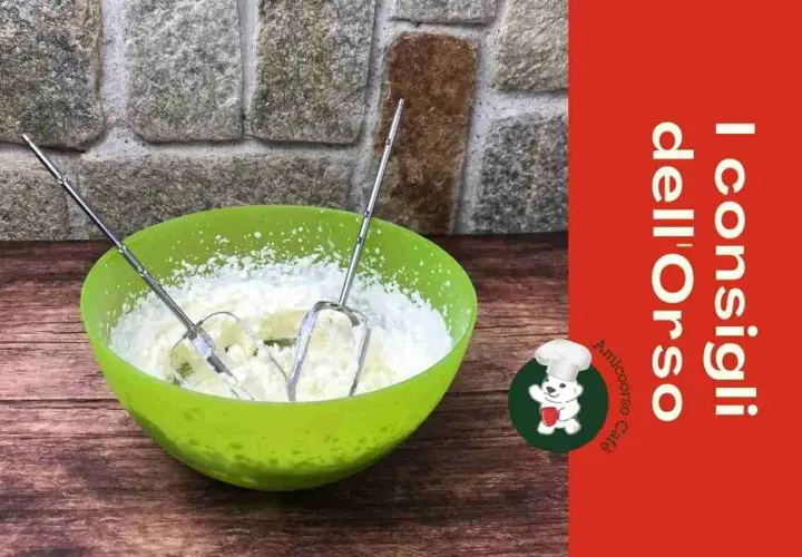 La panna non si monta? Forse la temperatura è sbagliata. Ecco i consigli per montarla perfettamente, con fruste elettriche in una ciotola verde.