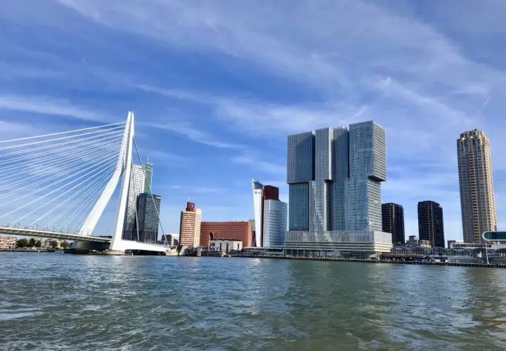 Gdzie leży Rotterdam? Odkryj jego wyjątkowe położenie w Holandii