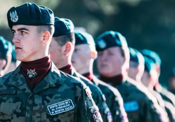 Młodzi żołnierze w mundurach, gotowi do służby. Zastanawiają się, jaki stopień wojskowy po szkole średniej osiągną.