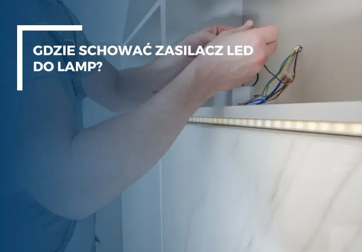 Ręce montują mały zasilacz LED do taśmy oświetleniowej, ukryty w zabudowie meblowej.