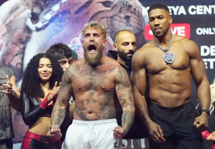 Jake Paul krzyczy na gali boksu, obok niego stoi Anthony Joshua.