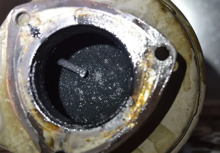 Interior de un filtro de partículas diésel (DPF) de Toyota obstruido con hollín y depósitos.