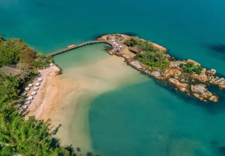 Rajska plaża z pomostem i leżakami. Idealne miejsce, by zobaczyć Brazylię i odpocząć.