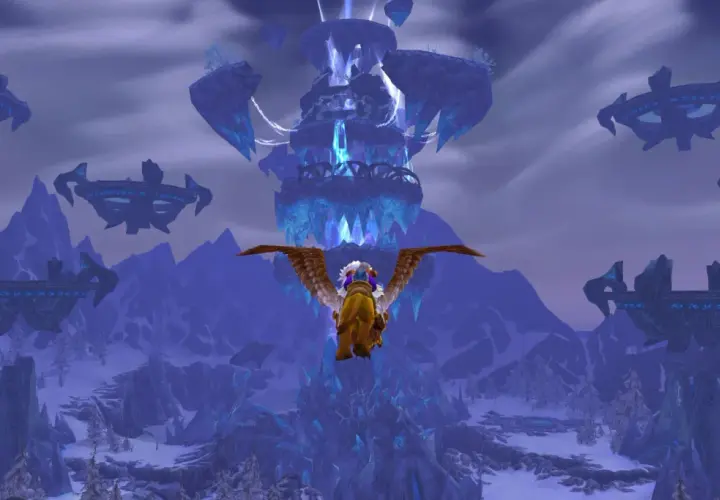 Griffin leci nad lodową krainą w World of Warcraft: Wrath of the Lich King. W tle widać lodową wieżę i latające platformy.