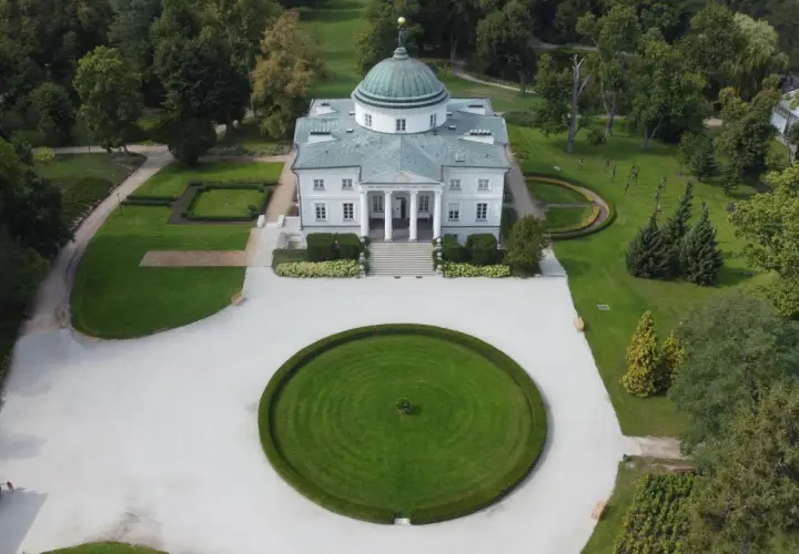 Pałac na Wyspie w Łazienkach Królewskich, otoczony parkiem, przypomina architekturą złotniki kujawskie.
