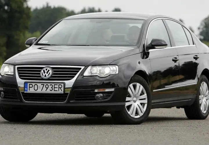 Czarny Volkswagen Passat B6 z przodu, z widocznym grillem i tablicą rejestracyjną.