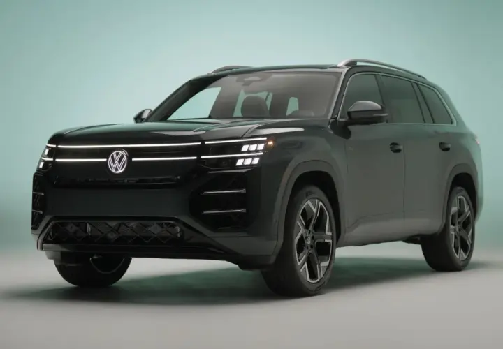 Nowy, ciemny Volkswagen Atlas z nowoczesnymi światłami LED i charakterystycznym grillem.