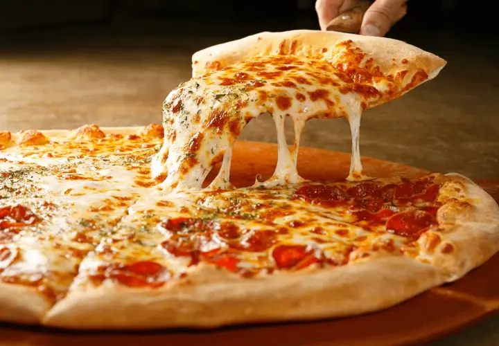 Gorąca pizza z ciągnącym serem. Czy ciasto na pizzę można zrobić dzień wcześniej? Tak, a efekt będzie równie pyszny!