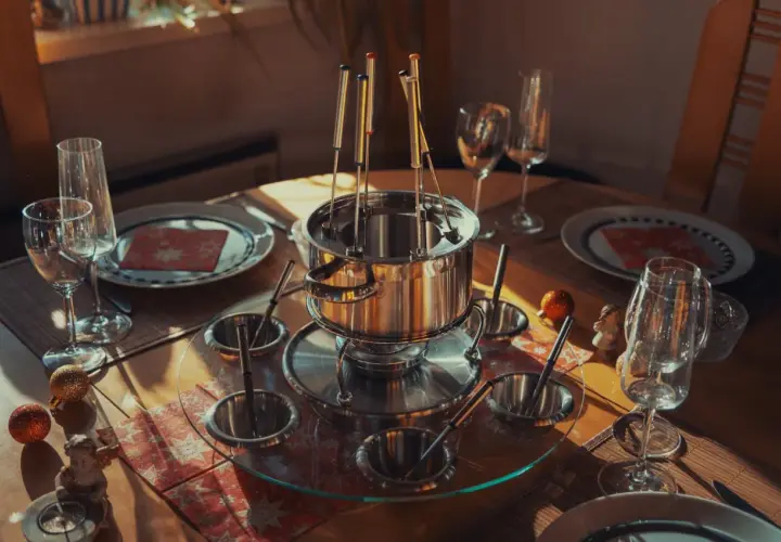 Table dressée pour une fondue chinoise, avec un caquelon, des piques et des bols. Idéal pour savoir que boire avec une fondue chinoise.