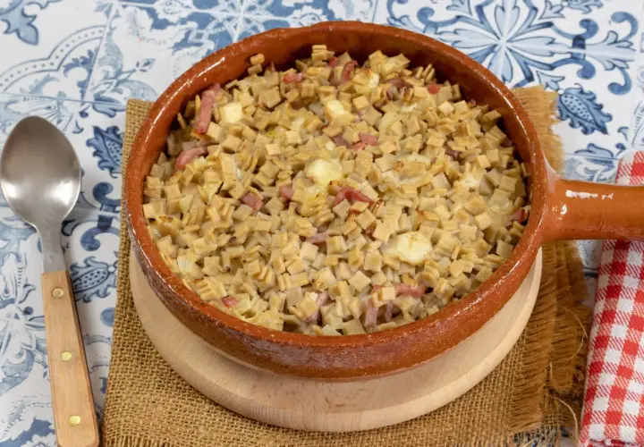 Un plat de croziflette gratinée, avec des lardons et du fromage fondant, prêt à être dégusté.