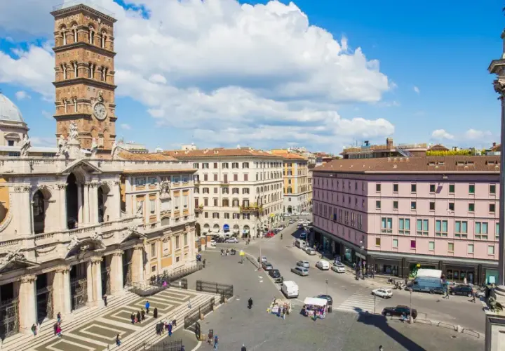 Piazza animata con la maestosa basilica di Santa Maria Maggiore a Roma, torre campanaria e colonna antica.
