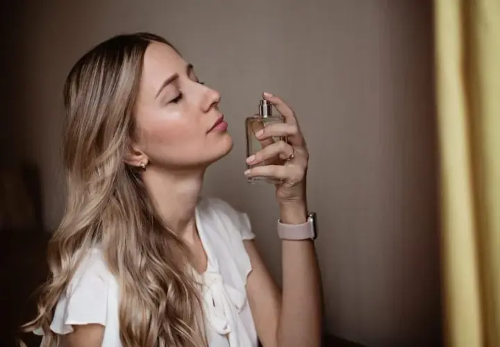 Jak wybrać perfumy damskie? Poradnik, zapachy i trendy