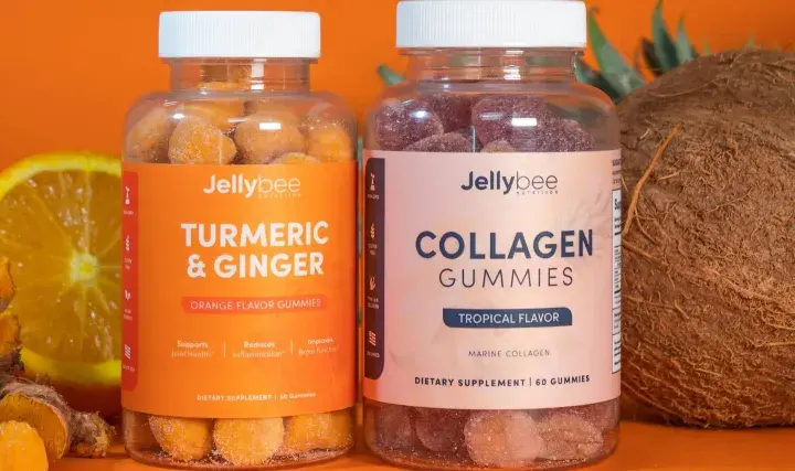Gomitas de colágeno Jellybee sabor tropical y cúrcuma con jengibre, junto a frutas tropicales. ¡Tu aliado para el bienestar, como los que encuentras en Mercadona!
