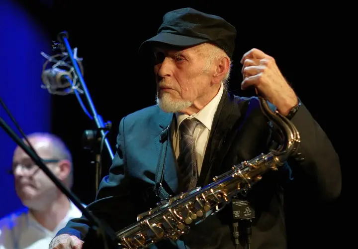 Jan Ptaszyn Wróblewski, legenda polskiego jazzu, z saksofonem w dłoniach, gotowy do gry.