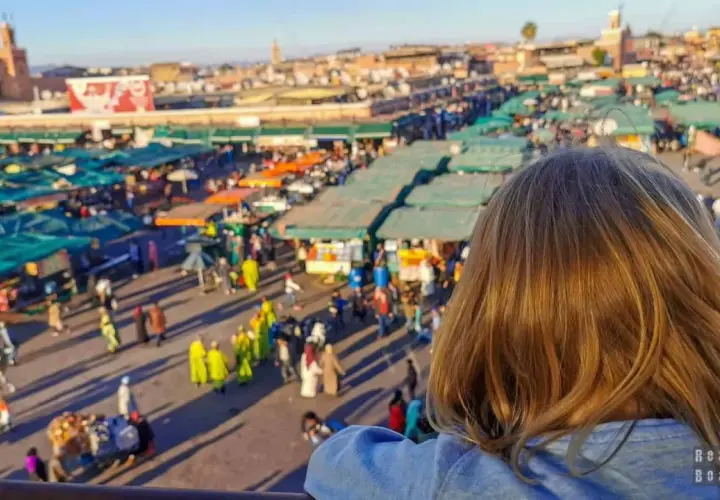 Dziecko patrzy na tętniący życiem bazar w Maroku.
