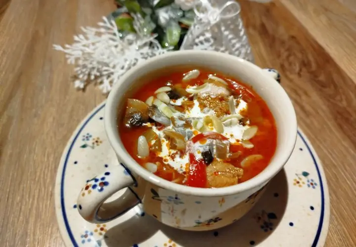 Aromatyczna zupa z kurczakiem w kremowym sosie, ozdobiona płatkami migdałów. Idealna na chłodne dni.