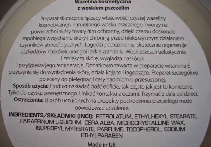 Petrolatum co to? Składnik kosmetyku z woskiem pszczelim, tworzy film ochronny, nawilża i regeneruje skórę.