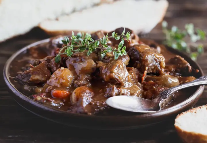 Un plat mijoté de rognons de veau, garni de thym frais. Parfait pour savoir que boire avec des rognons de veau.