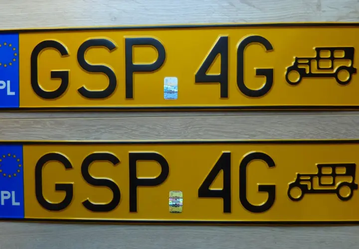 Dwie żółte rejestracje z napisem GSP 4G i symbolem starego samochodu.