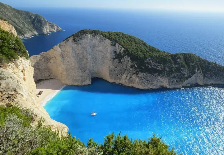 Navagio Beach, Zakynthos – jeden z najpiękniejszych walorów turystycznych Grecji. Turkusowa woda, biały piasek i klify tworzą rajski krajobraz.