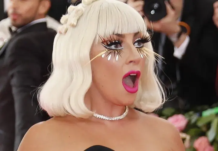 Lady Gaga na Met Gali w odważnym makijażu oczu i ust, z blond peruką.