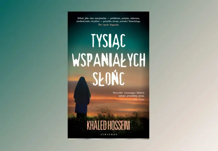 Okładka książki "Tysiąc wspaniałych słońc" z postacią w hidżabie na tle zachodzącego słońca.