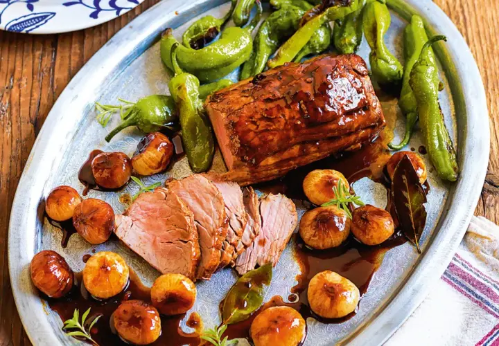 Arrosto di maiale glassato con cipolline caramellate e peperoni verdi. Un'idea per ricette con carne macinata, gustosa e facile da preparare.
