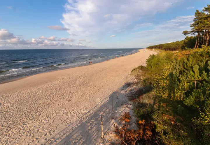 Piękna plaża w Mrzeżynie, idealne miejsce na relaks. Spacerowicze cieszą się słońcem i morzem. Mrzeżyno atrakcje to przede wszystkim przyroda.